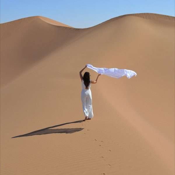 Modèle photo chèche blanc dans les dunes de sable